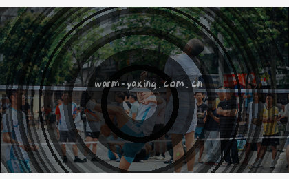 女孩在公交车上用手机刷新闻,阳光照在屏幕上。